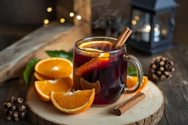Saisonale Spezialit&auml;ten wie Gl&uuml;hwein & Gl&uuml;hmost &copy; Shutterstock