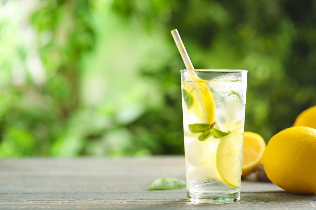 Ein gro&szlig;es Sortiment an alkoholfreien Getr&auml;nken und LImonaten &copy; Shutterstock