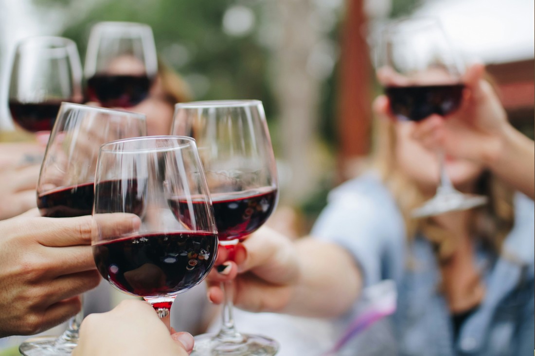 Gro&szlig;es Weinsortiment bei Getr&auml;nke Kirchgasser &copy; Unsplash_Kelsey Knight